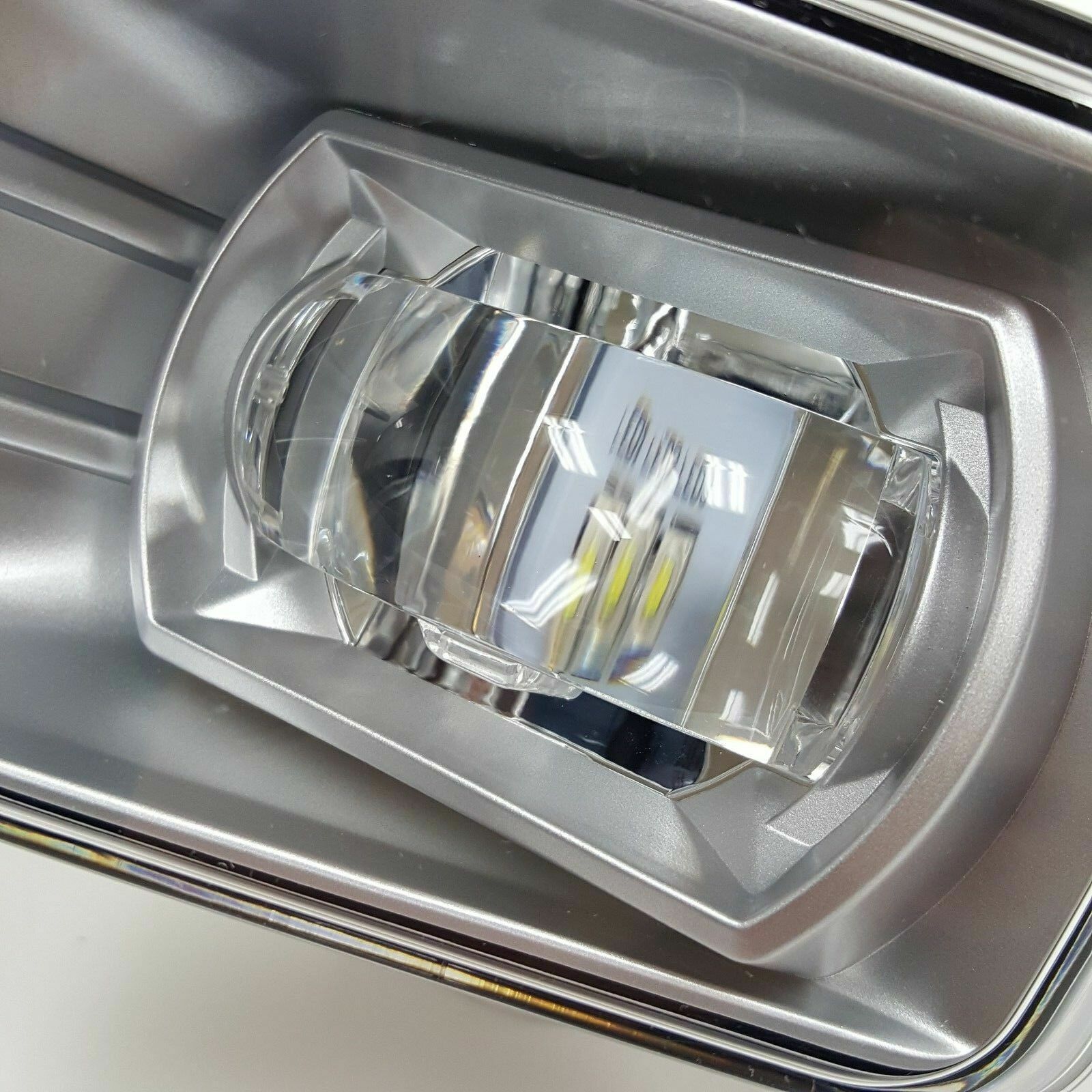 Built-in LED For 2007-2014 Chevrolet Suburban 1500 with Off Road Package Model Only Front Bumper Clear Fog Driving Lights Set OEM# 22872763 / 22872762 /GM2593160 / GM2592160 ﻿