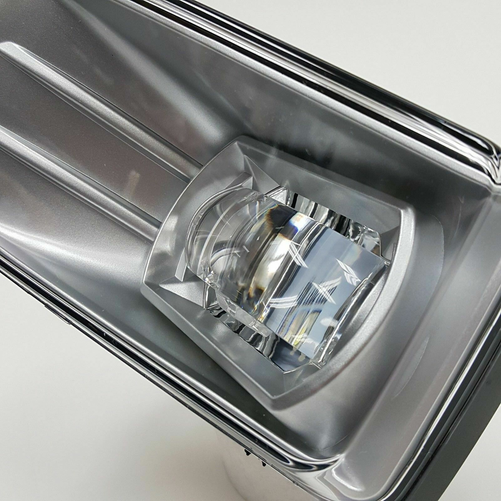 Built-in LED For 2007-2013 Chevrolet Suburban 2500 with Off Road Package Model Only Front Bumper Clear Fog Driving Lights Set OEM# 22872763 / 22872762 /GM2593160 / GM2592160